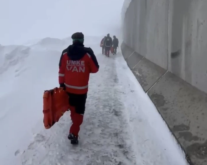 Başkale'de hipotermi ş&uuml;phesi olan 2 g&ouml;&ccedil;men kurtarıldı
