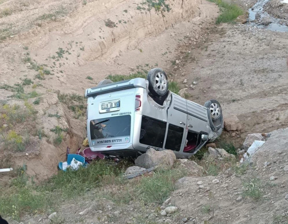 Başkale'de kamyonet dereye uçtu: 2 yaralı