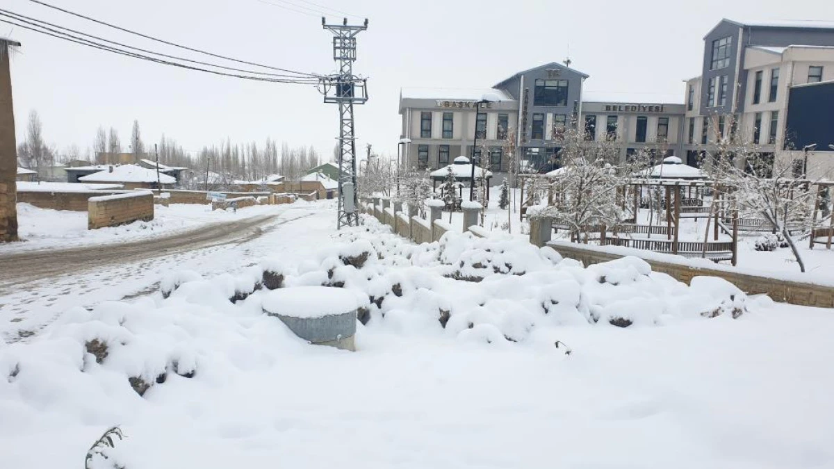 Başkale'de kar etkili oldu