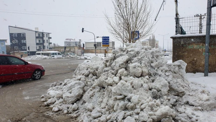 Başkale'de kar kalınlığı 20 santimetreyi geçti
