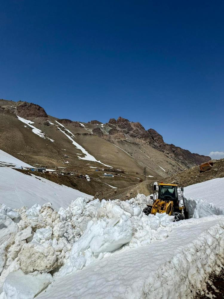  Başkale'de kar nedeniyle 5 aydır kapalı olan yol ulaşıma açıldı