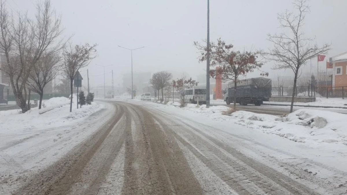  Başkale&rsquo;de kar yağışı başladı