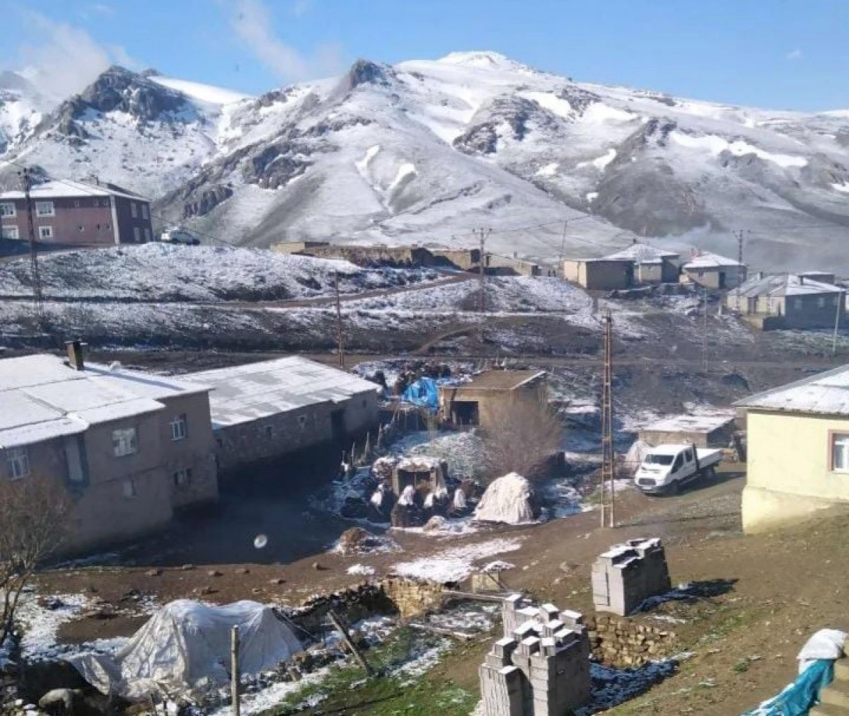 Başkale'de Mayıs ayında kar yağışı etkili oldu
