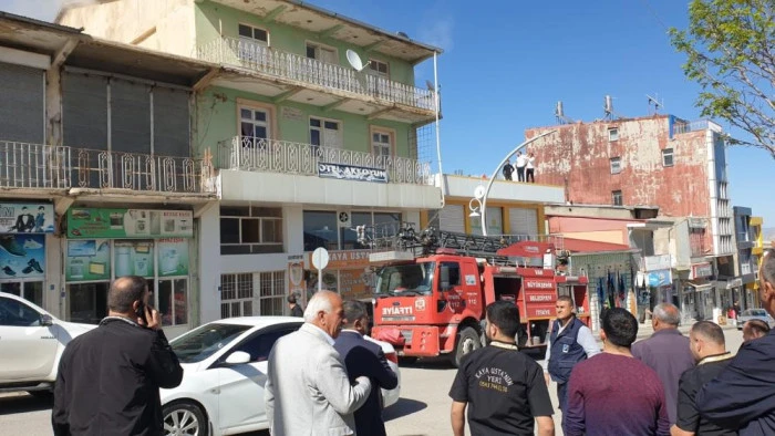 Başkale'de mühürlü otelin çatısında yangın paniği