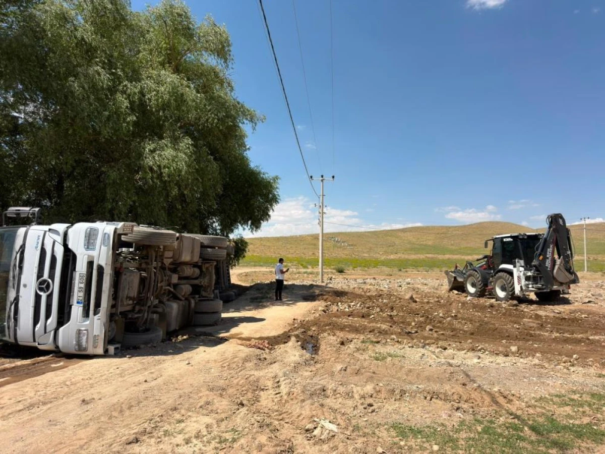 Başkale'de saman y&uuml;kl&uuml; tır devrildi