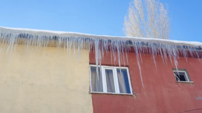 Başkale’de soğuk hava çatıları dondurdu