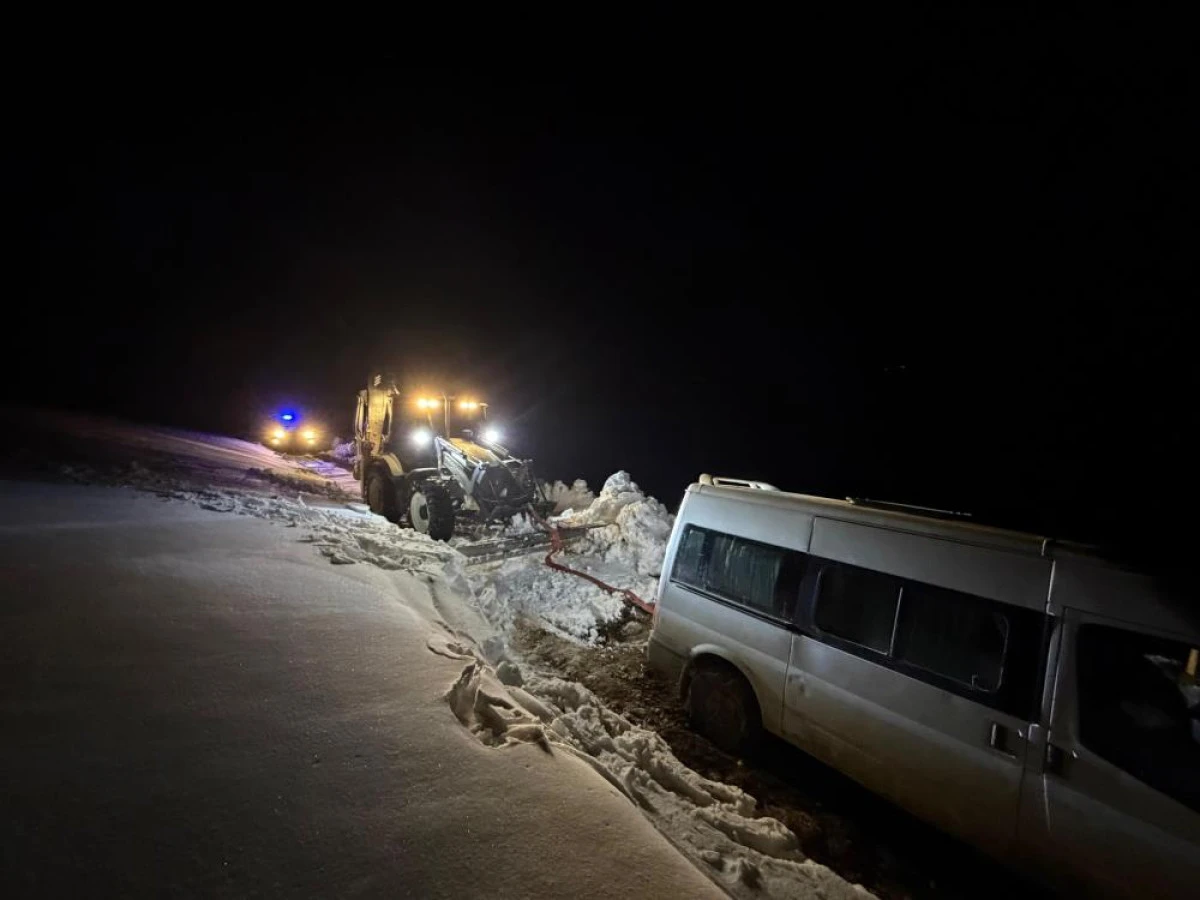 Başkale'de yoldan &ccedil;ıkan minib&uuml;s kara saplandı
