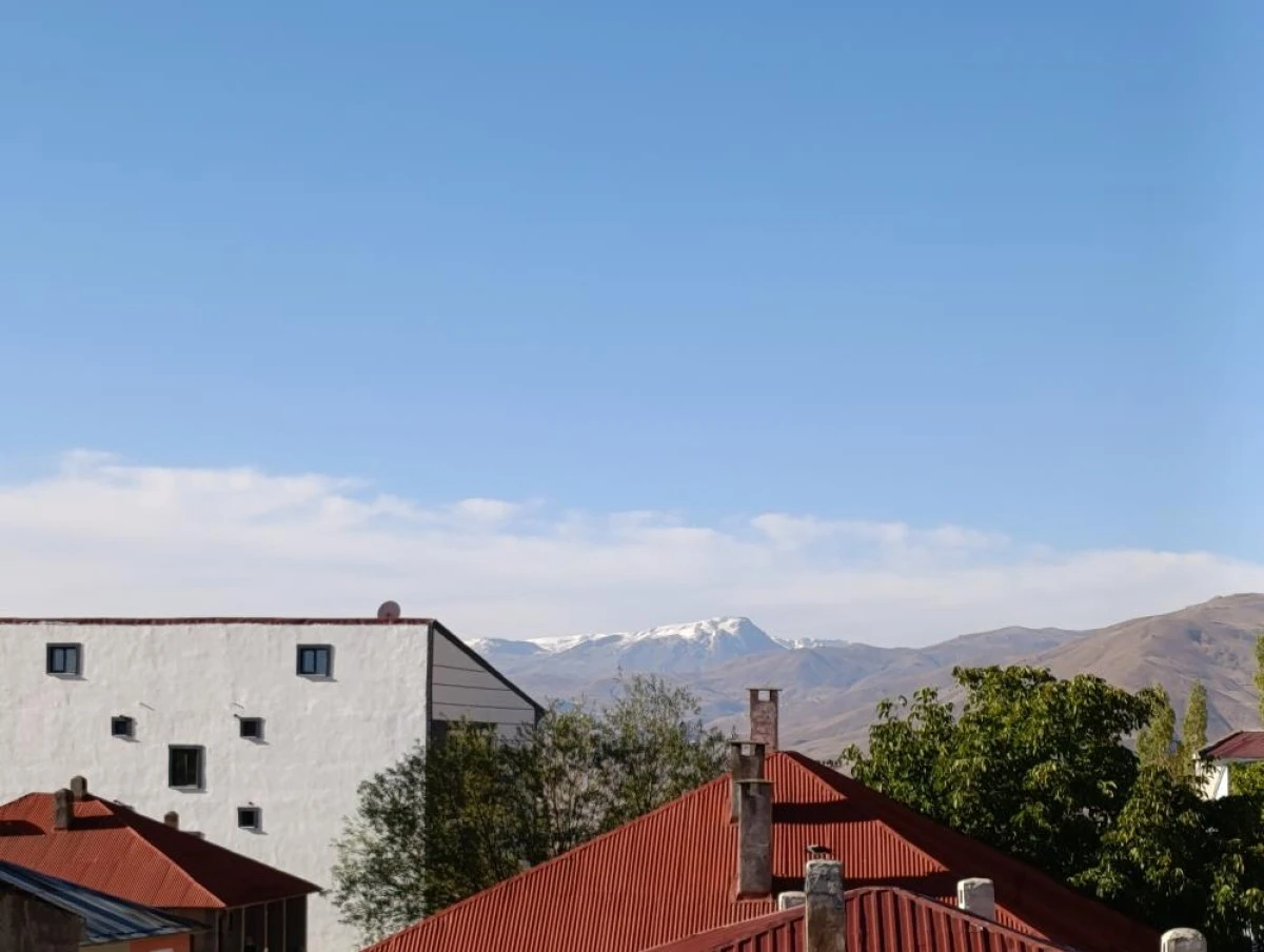 Başkale'de y&uuml;ksek kesimlere kar yağdı