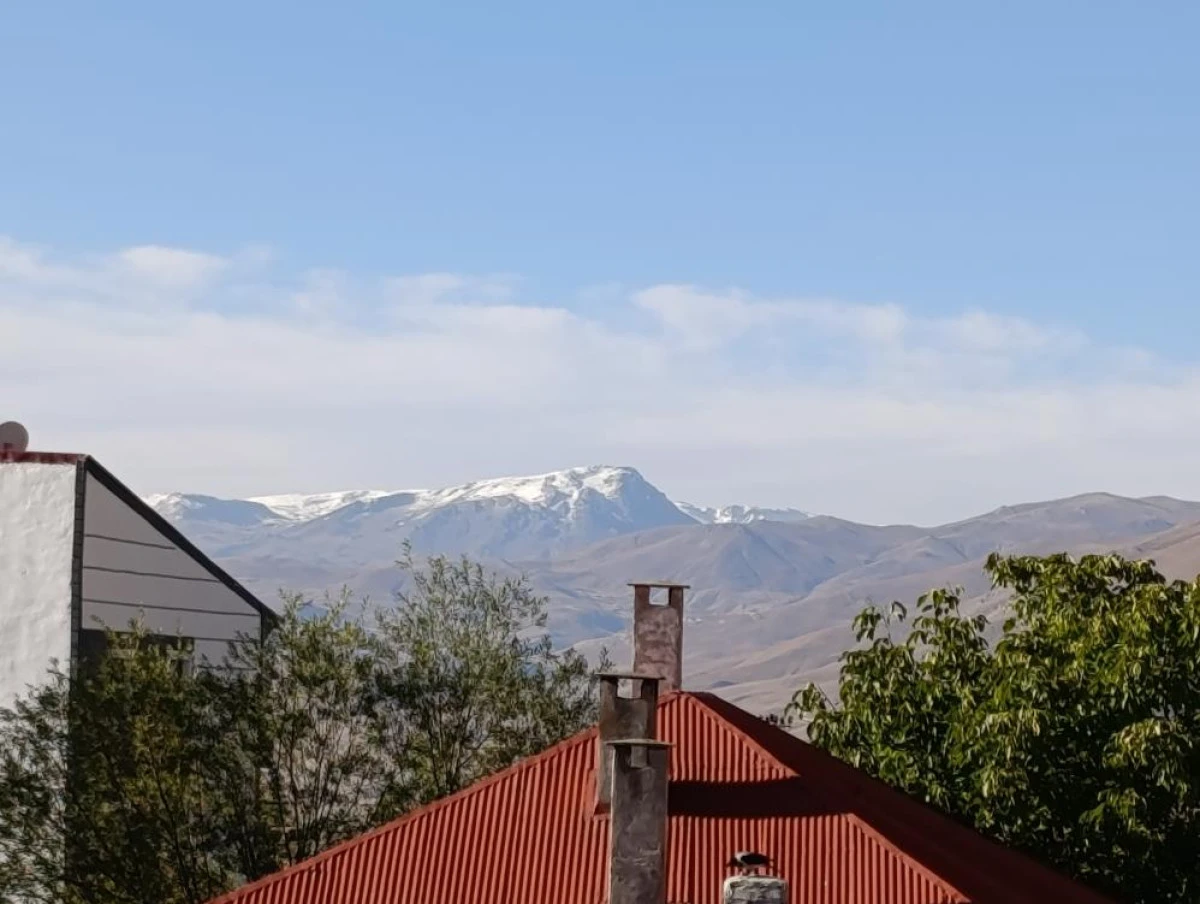 Başkale'de y&uuml;ksek kesimlere kar yağdı