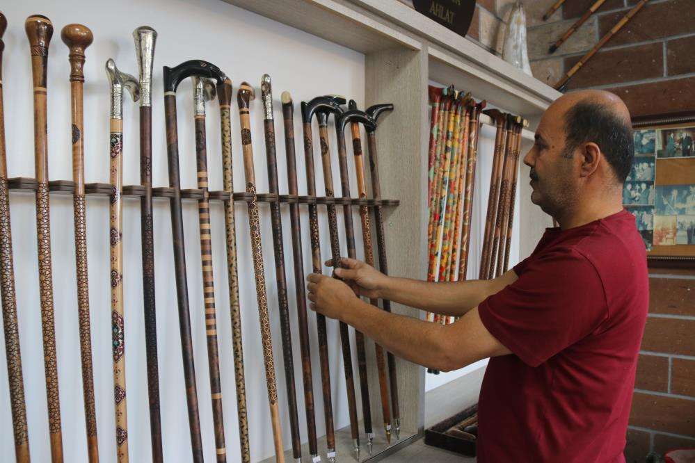 Bin yıllık ceviz ağacından yapılan bastonlar Malazgirt kutlamalarına hazırlanıyor