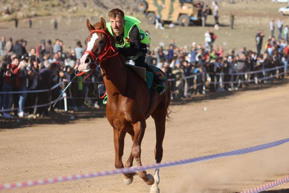 Bingöl’de 20 yıl aradan sonra geleneksel at yarışları yeniden yapıldı