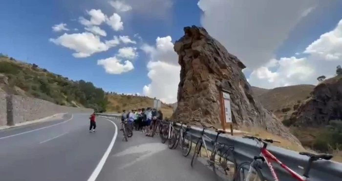 Bitlis'in Tarihi değerleri i&ccedil;in pedalladılar: Deliklitaş yeniden hayat bulsun