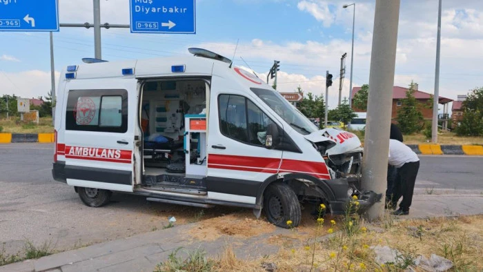 Bitlis&rsquo;te ambulans ile otomobil &ccedil;arpıştı: 10 yaralı