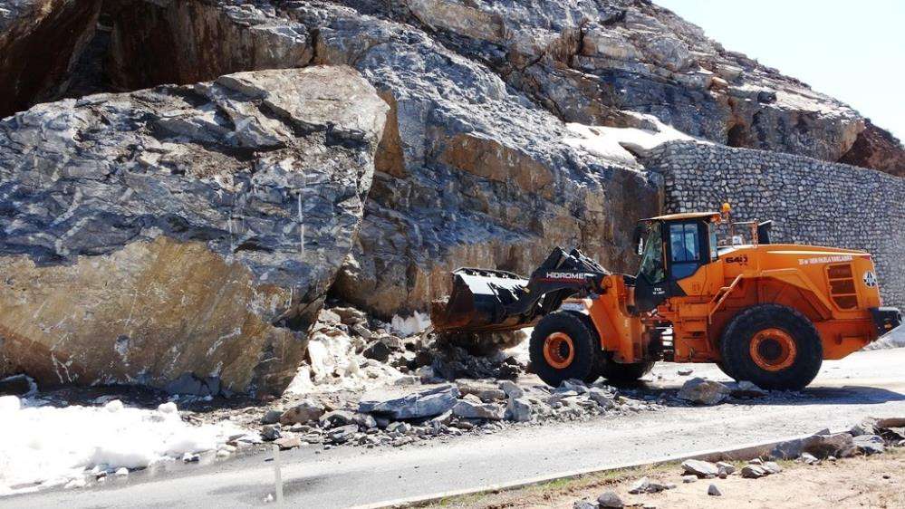 Bitlis’te dev kaya blokları karayoluna düştü