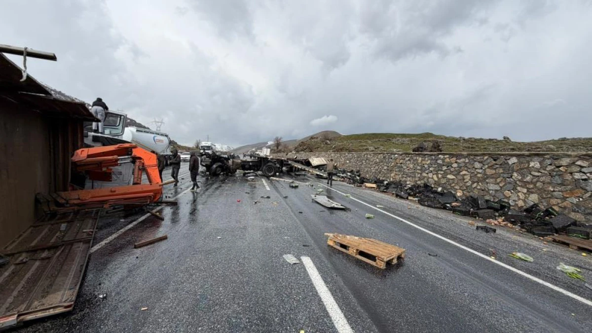 Bitlis'te iş makinesi ile tır &ccedil;arpıştı: 1'i ağır 3 yaralı