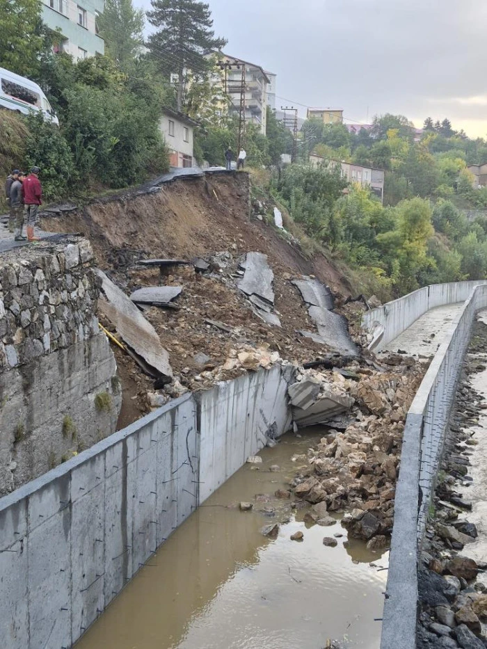Bitlis&rsquo;te yol yağışlara dayanamadı
