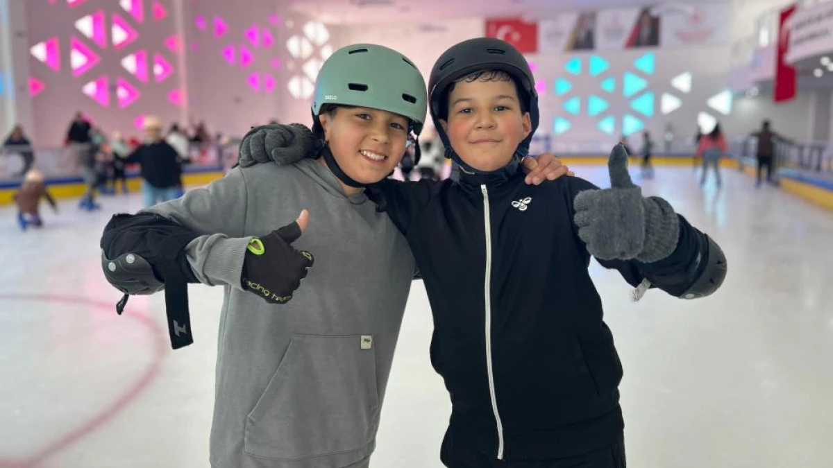 Buz pateni pisti yarıyıl tatilinde &ccedil;ocukların uğrak noktası oldu