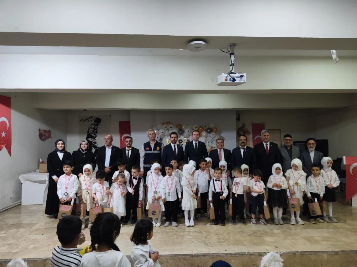 &Ccedil;aldıran&rsquo;da 4-6 yaş Kur&rsquo;an kursu &ouml;ğrencilerinin mezuniyet coşkusu