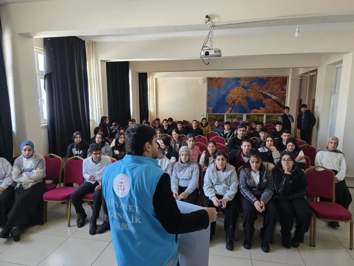 &Ccedil;aldıran&rsquo;da gen&ccedil;lik huzura koşuyor: Kitaplar m&uuml;ft&uuml;l&uuml;kten gayret gen&ccedil;lerden