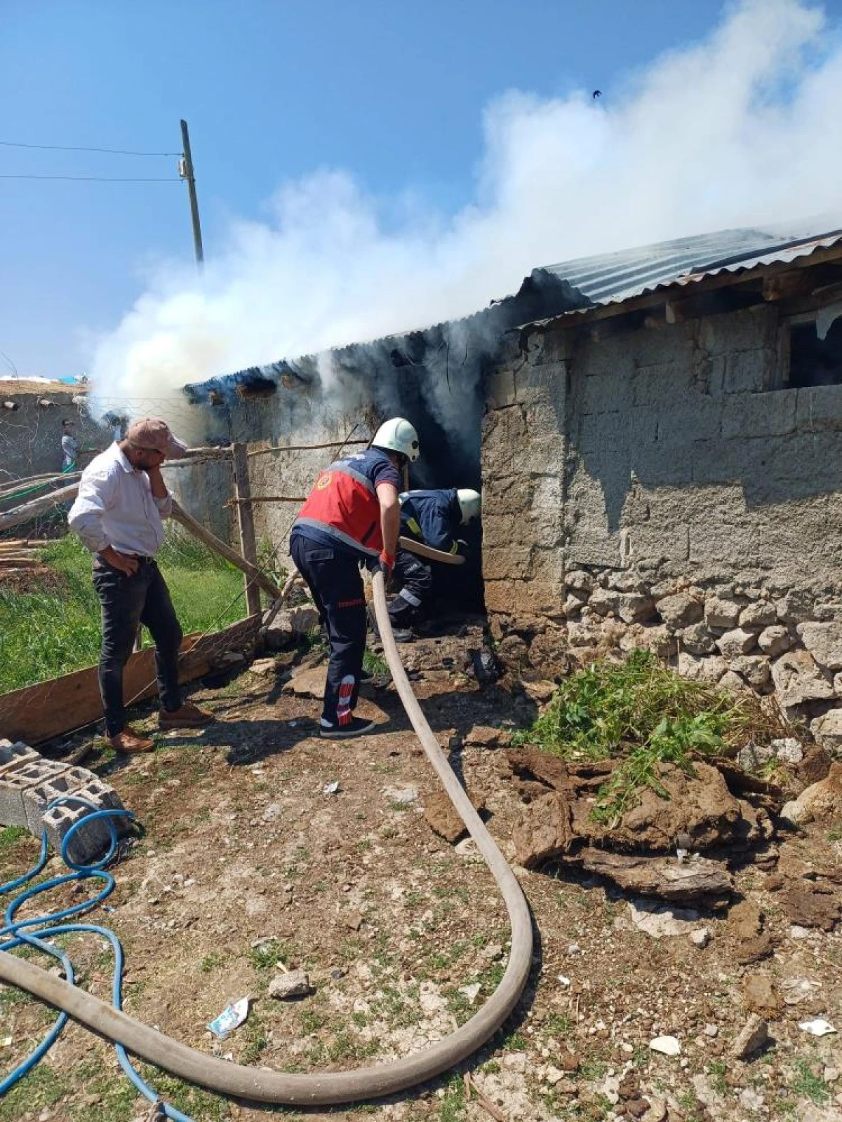&Ccedil;aldıran'da tandır evi ile kiler yangını