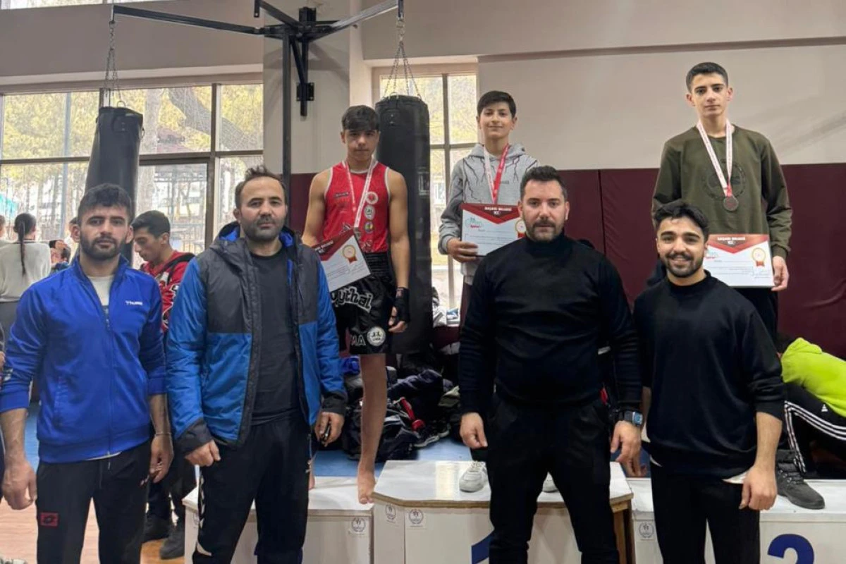 &Ccedil;ataklı &ouml;ğrenciler Muay Thai İl Şampiyonası'nda derece elde etti