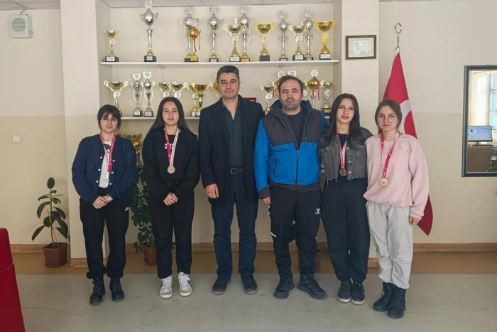 &Ccedil;ataklı &ouml;ğrencilerden g&uuml;reş m&uuml;sabakalarında &ccedil;ifte başarı