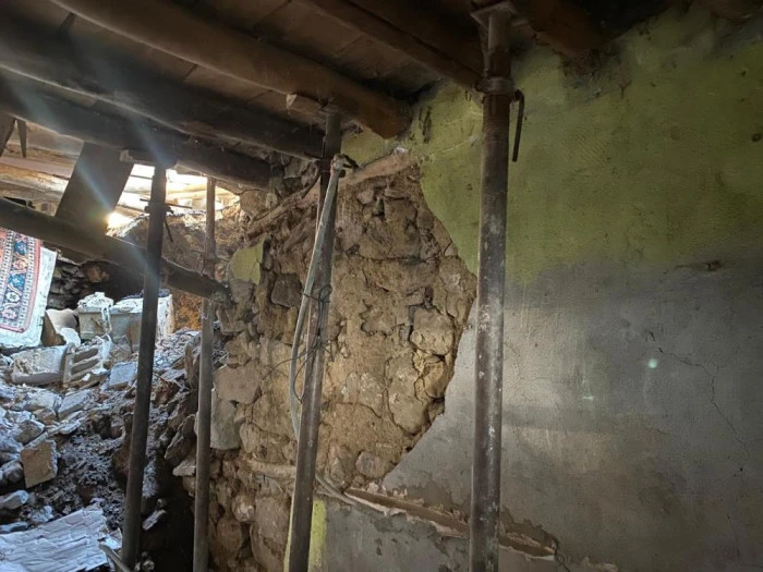 &Ccedil;atak'ta 2 katlı evin toprak damı &ccedil;&ouml;kt&uuml;