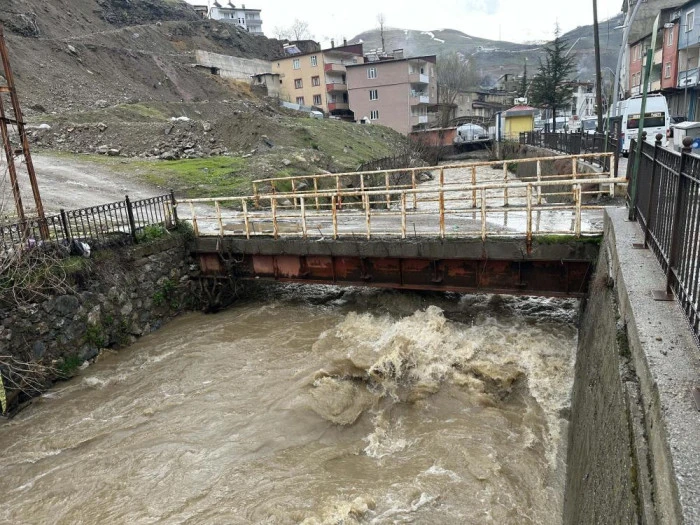&Ccedil;atak'ta aşırı yağış nedeniyle k&ouml;pr&uuml; ve &uuml;st&uuml;ndeki kafe tedbiren kapatıldı