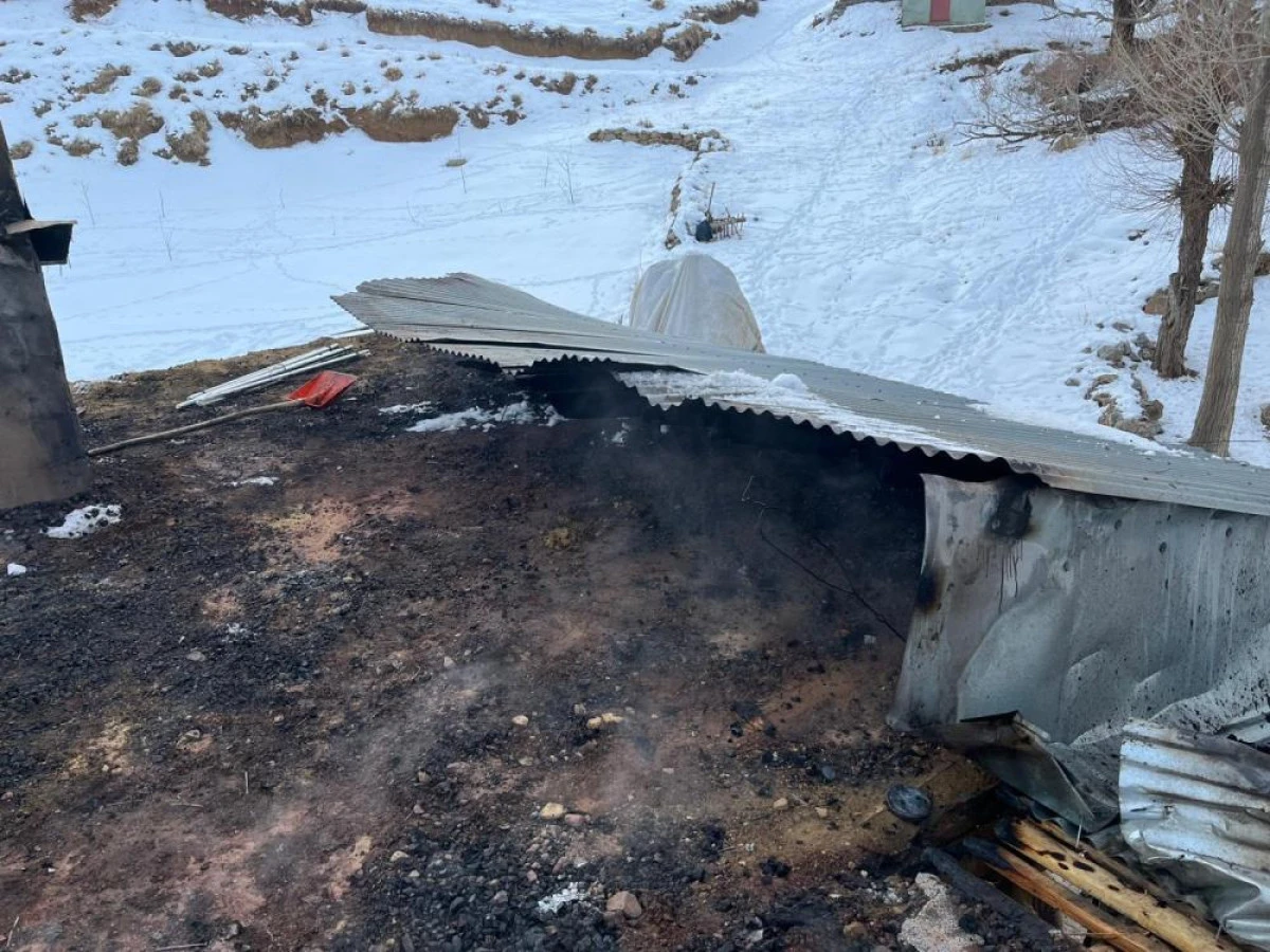 &Ccedil;atak'ta &ccedil;atı yangını: 2 kişi dumandan etkilendi