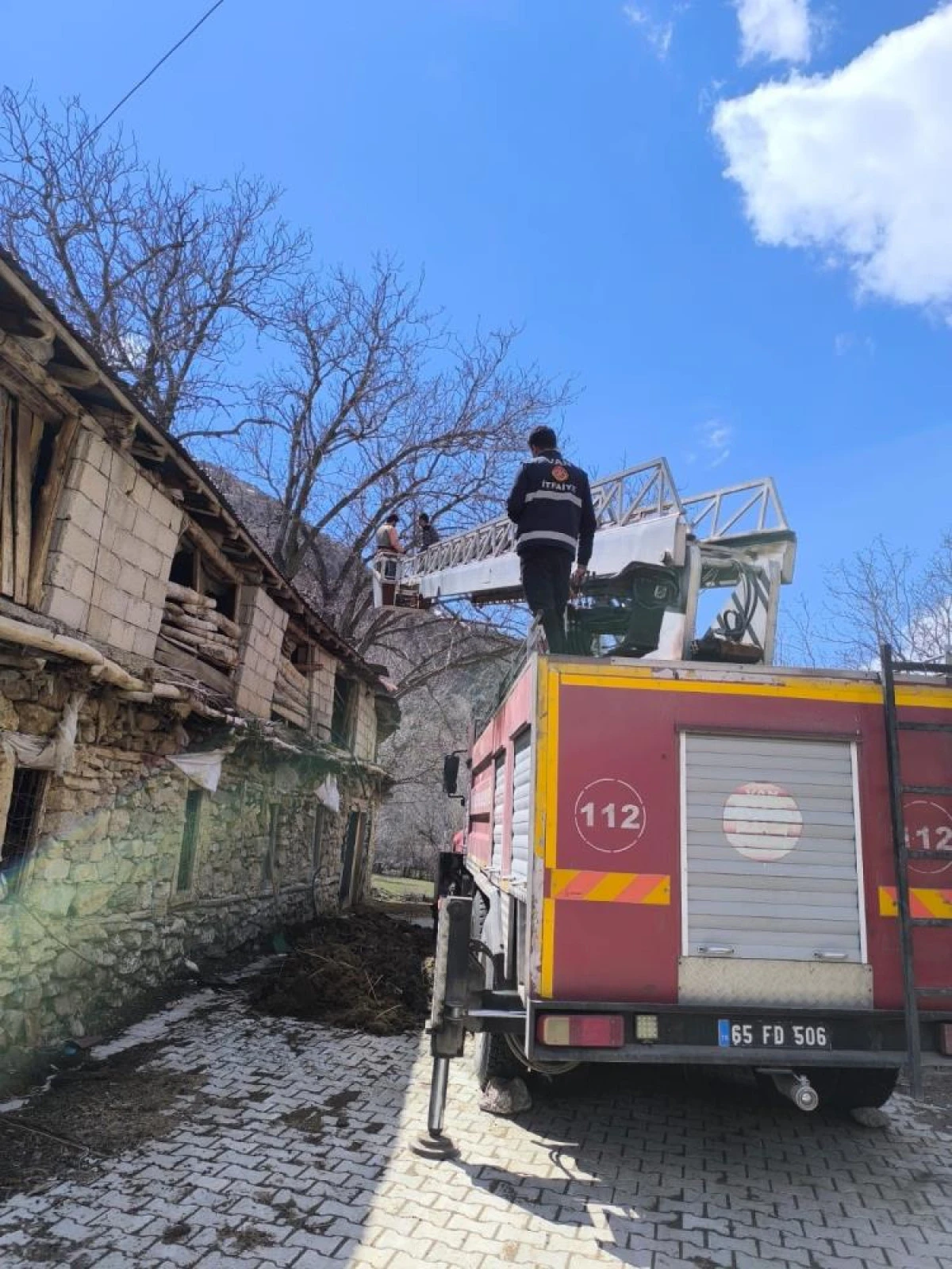 &Ccedil;atak&rsquo;ta ceviz ağacı ahırın &uuml;zerine devrildi