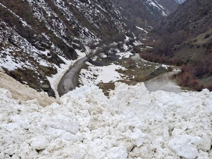 &Ccedil;atak'ta &ccedil;ığ d&uuml;şt&uuml;: 1 mahalle ve 8 mezraya ulaşımı sağlanamıyor
