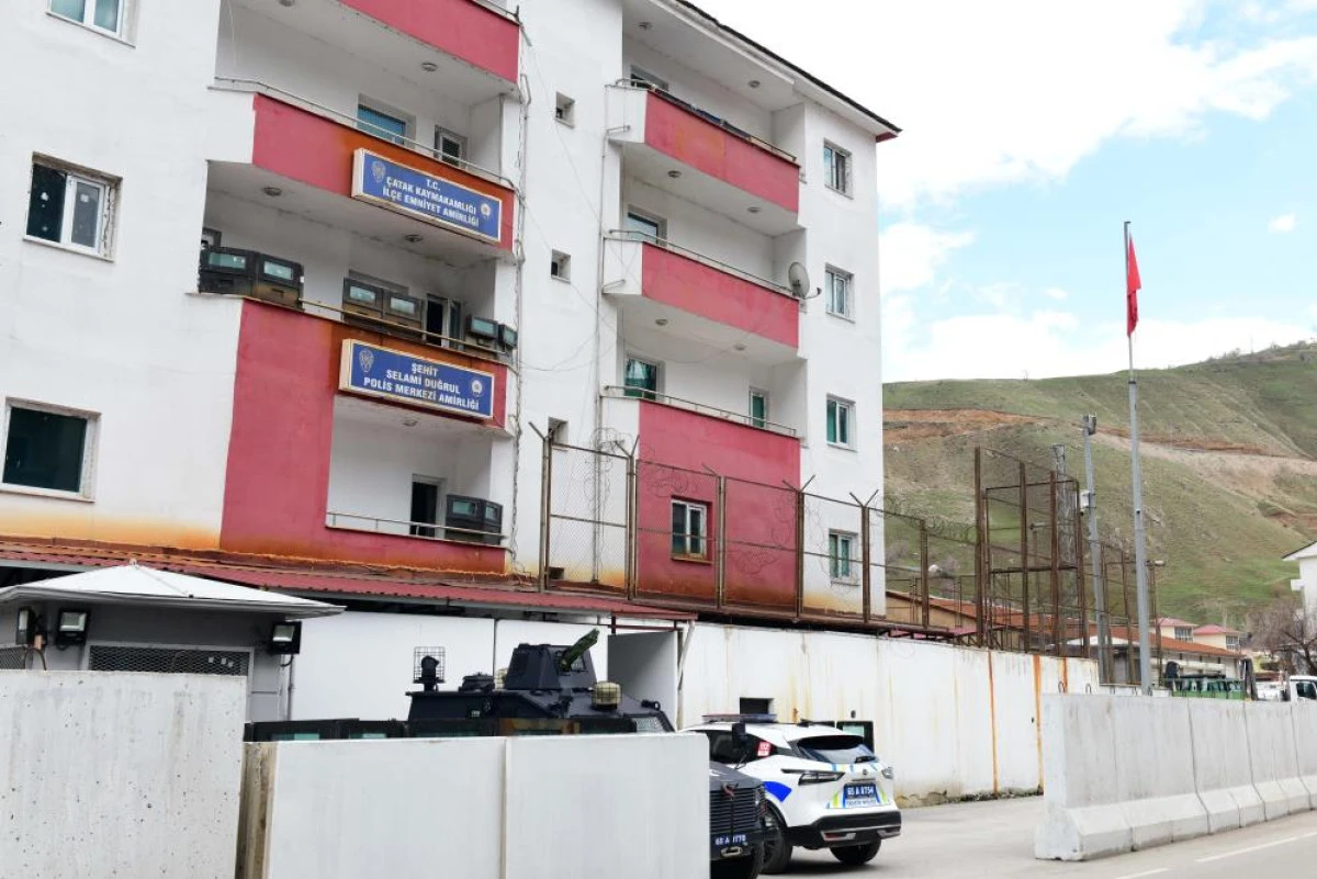 &Ccedil;atak'ta ehliyet sınavı &ccedil;etesine su&ccedil;&uuml;st&uuml;: 8 g&ouml;zaltı