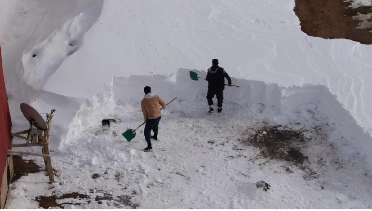 &Ccedil;atak'ta kar mesaisi: Vatandaşlar damlarda kar temizlemeye başladı