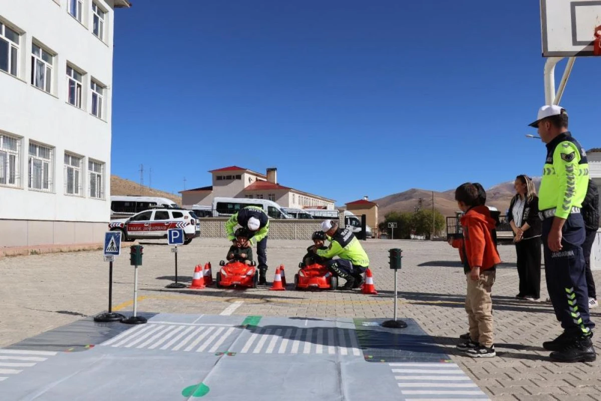 Çatak'ta öğrencilere uygulamalı trafik güvenliği eğitimi