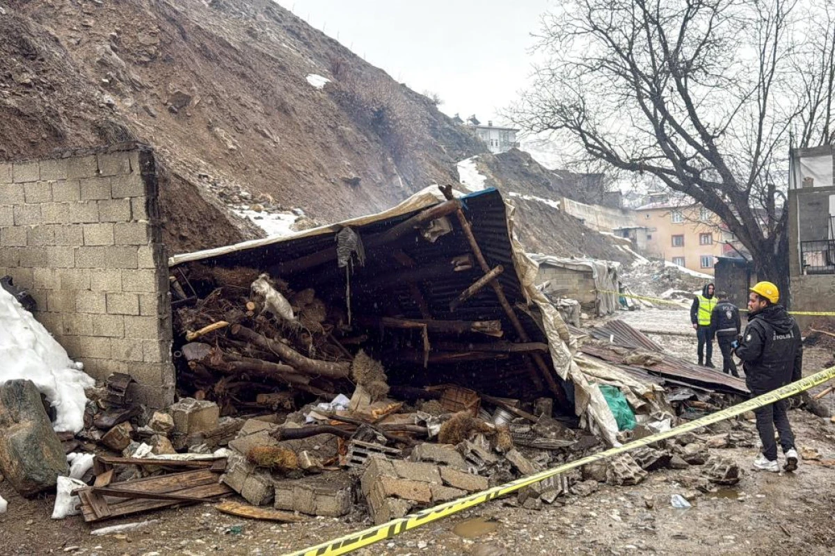 &Ccedil;atak'ta tandır evi &ccedil;&ouml;kt&uuml;: Babaanne ile torunu yaralandı
