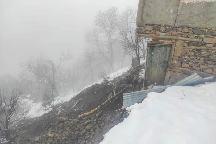 &Ccedil;atak'ta toprak kayması: 2 katlı ev hasar g&ouml;rd&uuml;