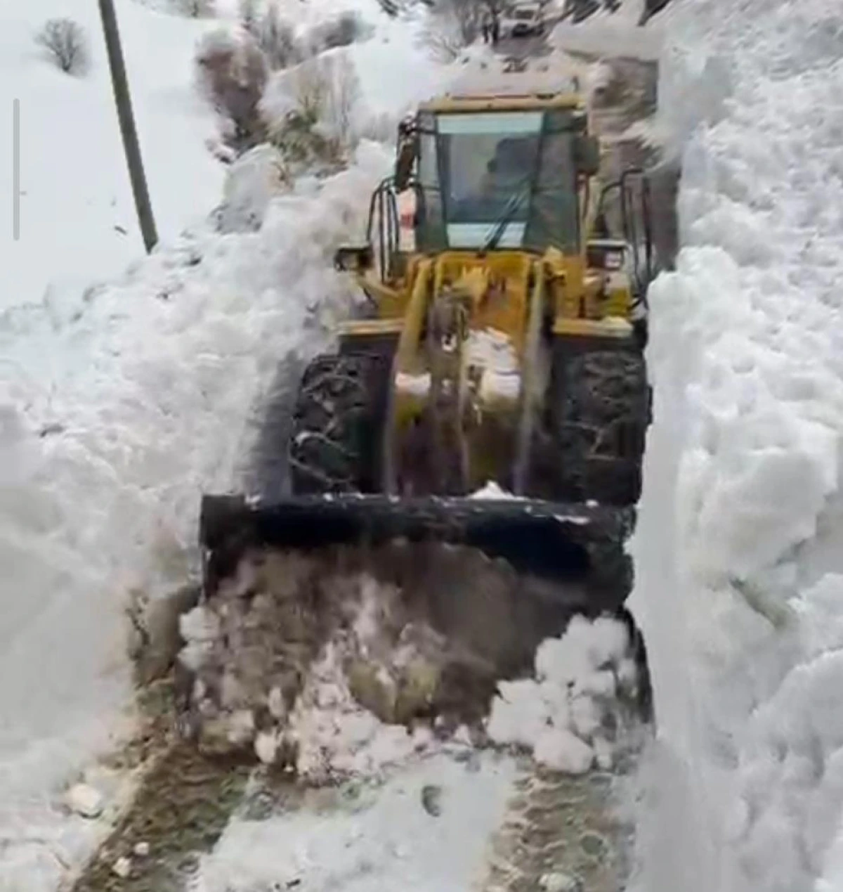 &Ccedil;atbayır Mahallesi yoluna d&uuml;şen &ccedil;ığ temizlendi
