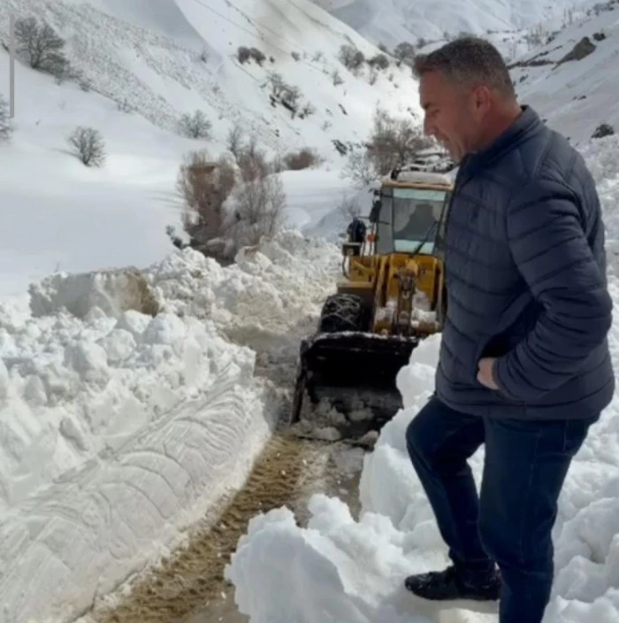 &Ccedil;atbayır Mahallesi yoluna d&uuml;şen &ccedil;ığ temizlendi