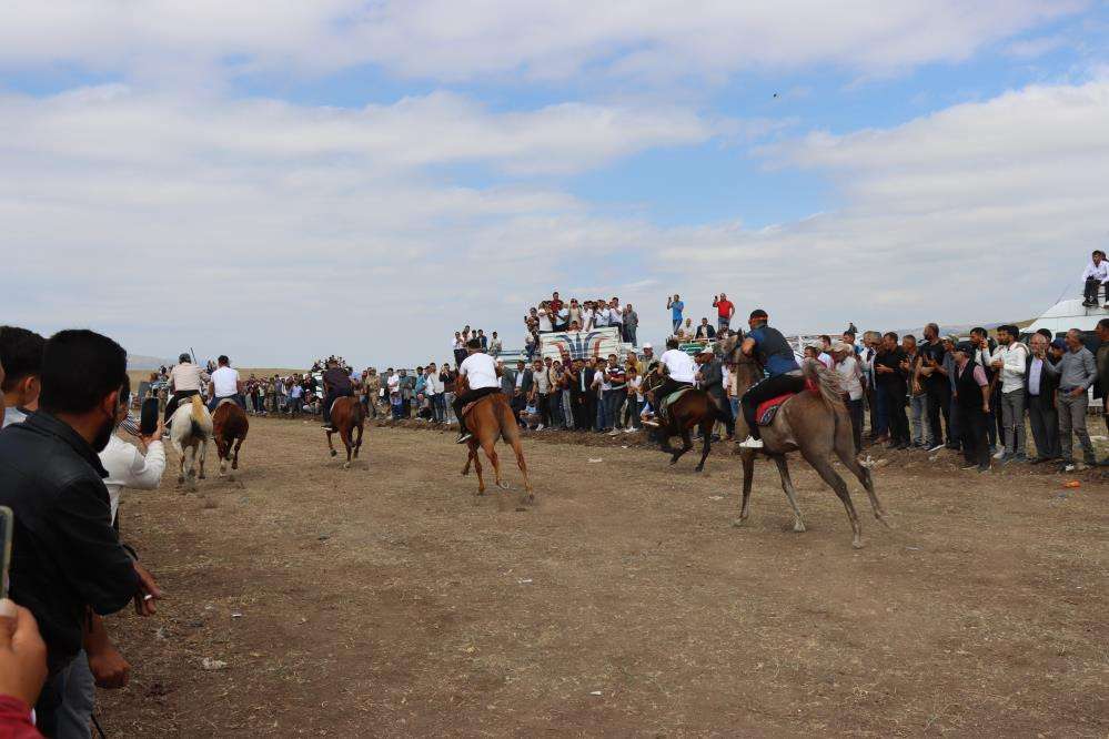 Çat’ta at yarışlarına yoğun ilgi