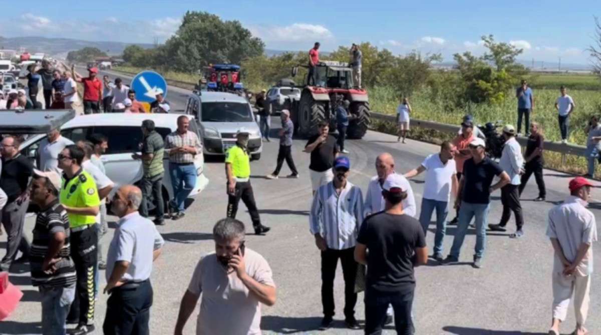 Çiftçiler traktörleriyle Bursa-İzmir yolunu trafiğe kapattı