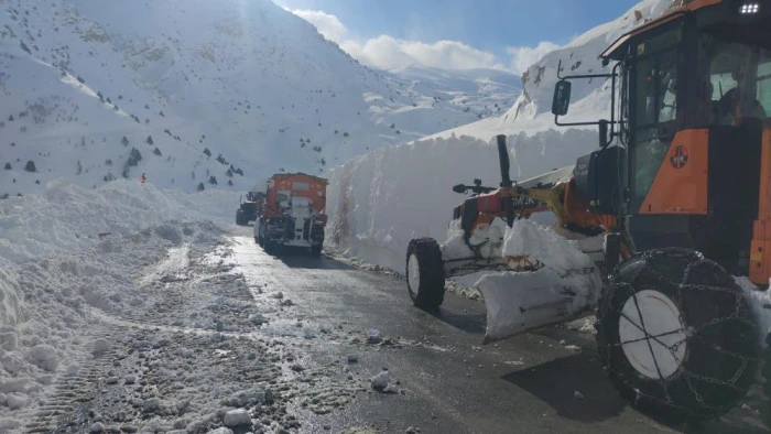 &Ccedil;ığ b&ouml;lgesinde &ccedil;alışan greyder şarampole yuvarlandı: Operat&ouml;r hafif yaralandı