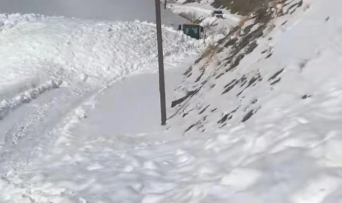 &Ccedil;ığ nedeniyle kapanan k&ouml;y yolunda zorlu karla m&uuml;cadele &ccedil;alışması