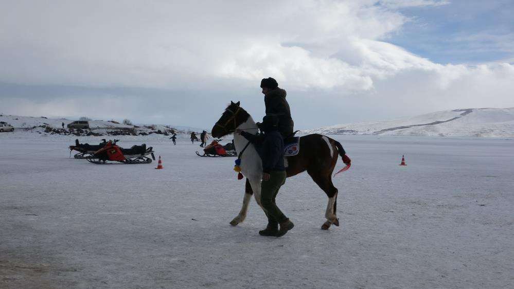 Çıldır Gölü'nde atlı kızak keyfi