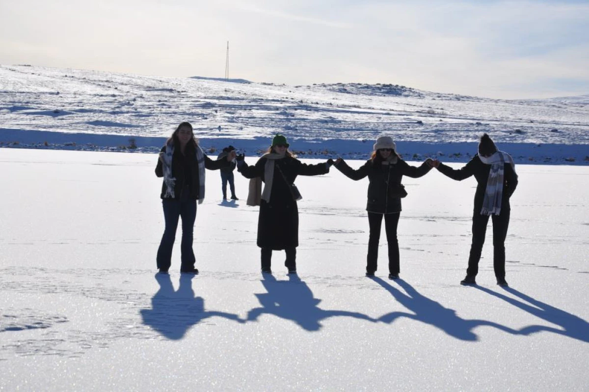 &Ccedil;ıldır G&ouml;l&uuml;'nde kış masalı: Atlı kızaklar buz &uuml;st&uuml;nde halaylarla sezonu a&ccedil;tı