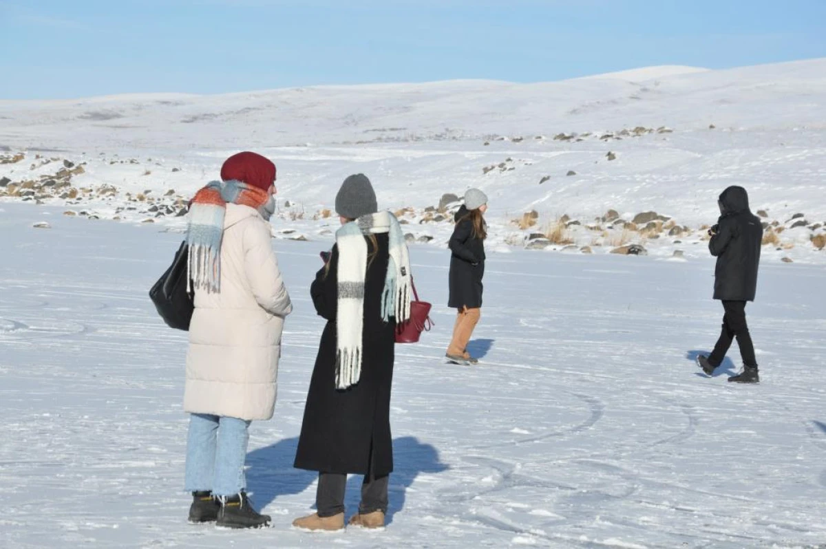 &Ccedil;ıldır G&ouml;l&uuml;'nde kış masalı: Atlı kızaklar buz &uuml;st&uuml;nde halaylarla sezonu a&ccedil;tı