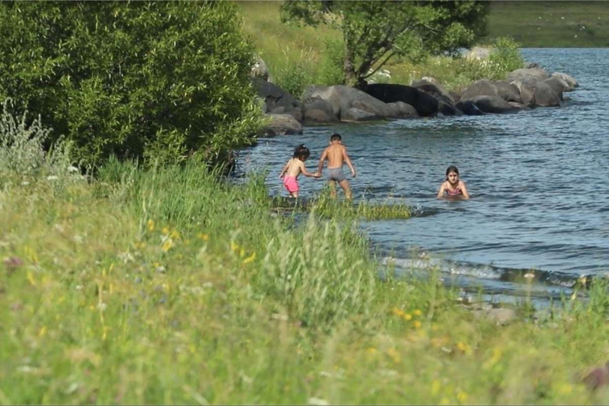 Çocuklar Çıldır Gölü'nde serinliyor