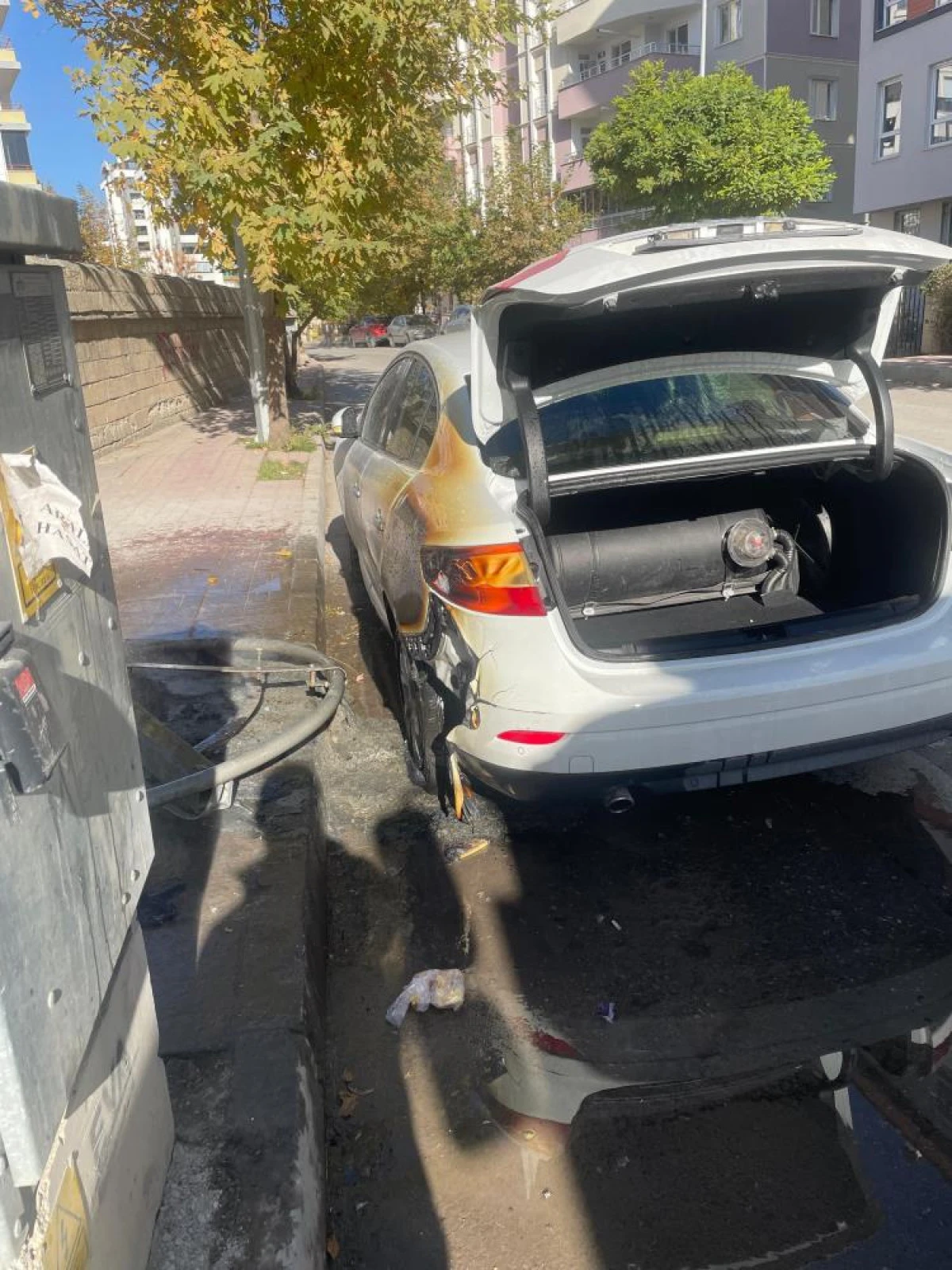 Çöpe atılan yanıcı madde otomobili yaktı