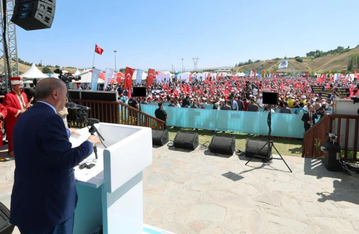 Cumhurbaşkanı Erdoğan: "T&uuml;rkler, K&uuml;rtler, Araplar olarak kardeş&ccedil;e kucaklaşmamızı engelleyemezsiniz"