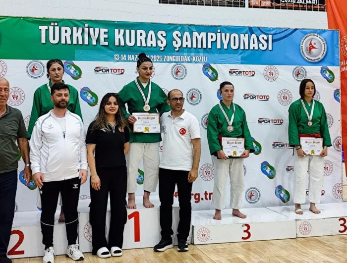 Cumhuriyet Anadolu Lisesi &ouml;ğrencilerinden tarihi başarı