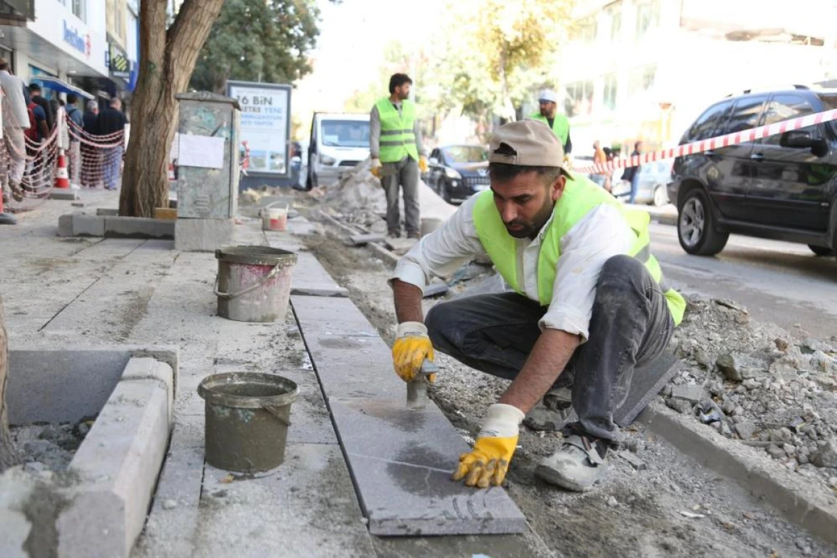 Cumhuriyet Caddesi’nde kaldırımlar yenileniyor